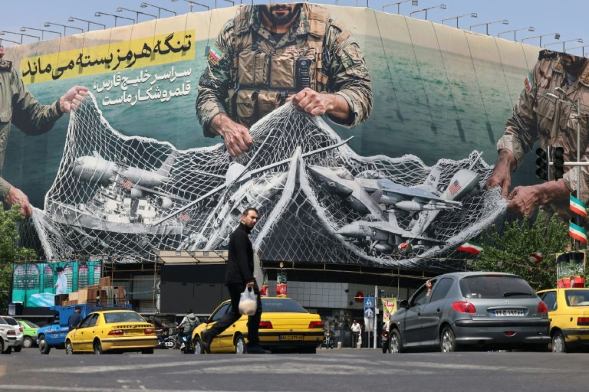 Sur les murs de Téhéran, la guerre s'affiche en grand