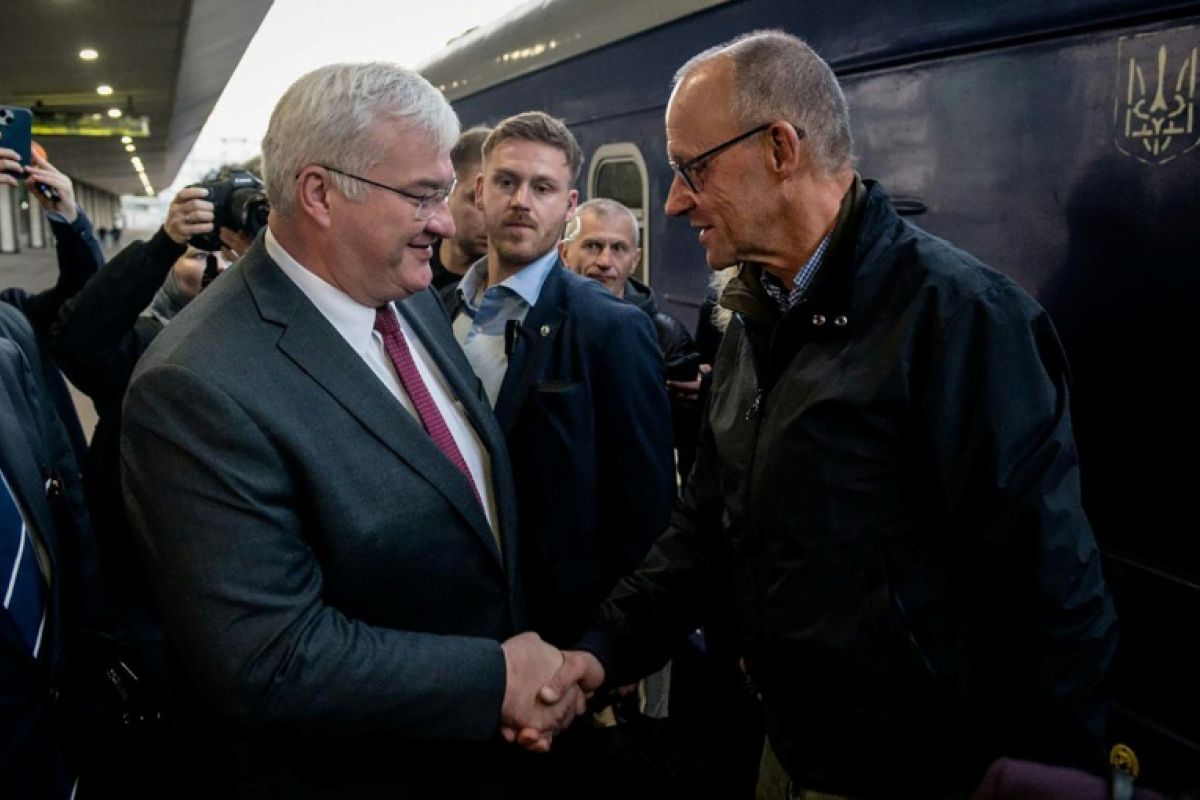 Merz débarque à Kiev avec un milliard d'euros et un avertissement à Moscou