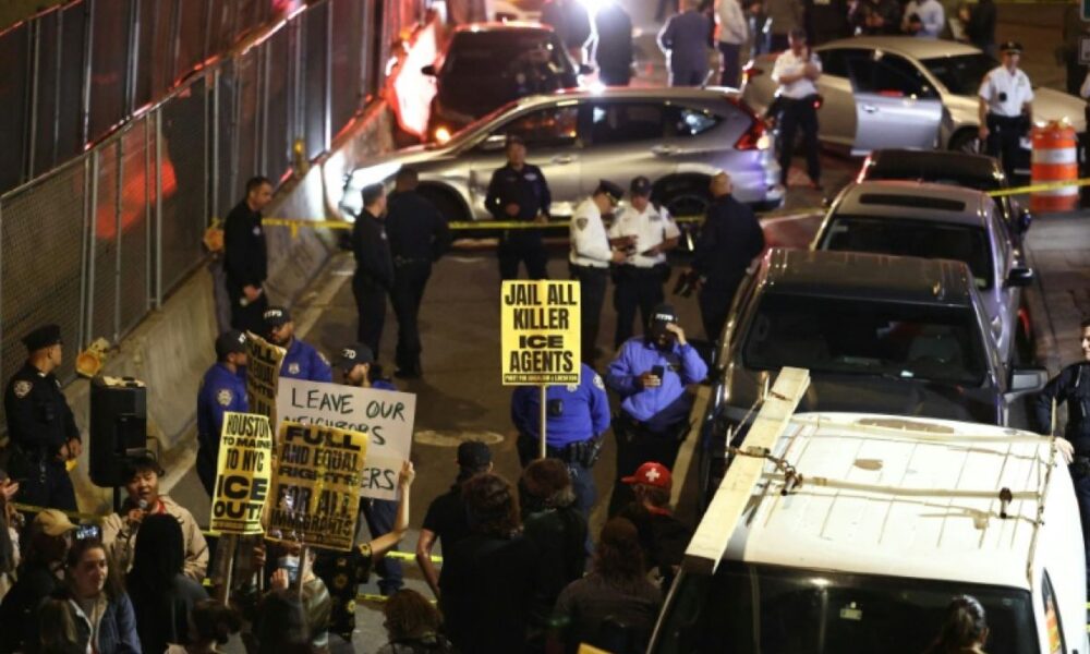 À New York, un tir de la police migratoire blesse un homme sous les yeux des familles