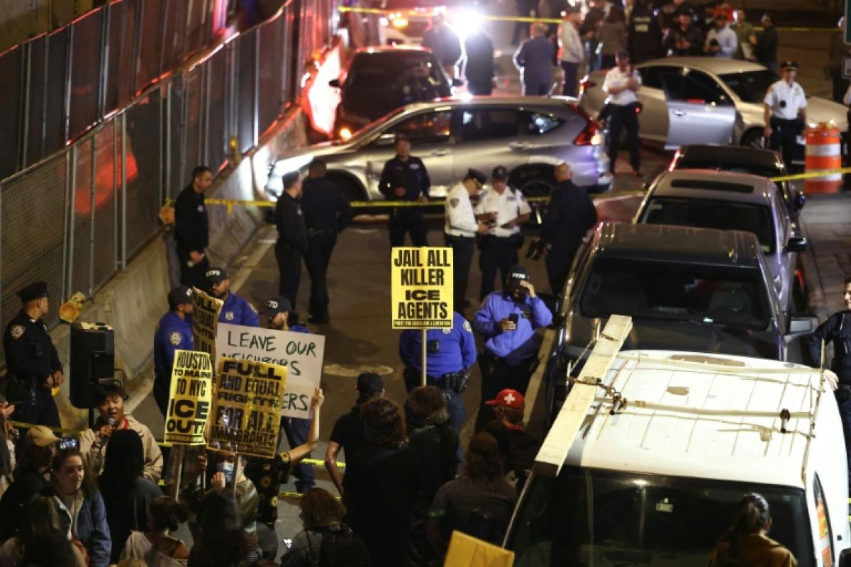 À New York, un tir de la police migratoire blesse un homme sous les yeux des familles